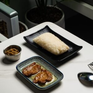 ကောက်ညှင်း + ဝက်သားကြော် [br]  糯米饭 猪肉
