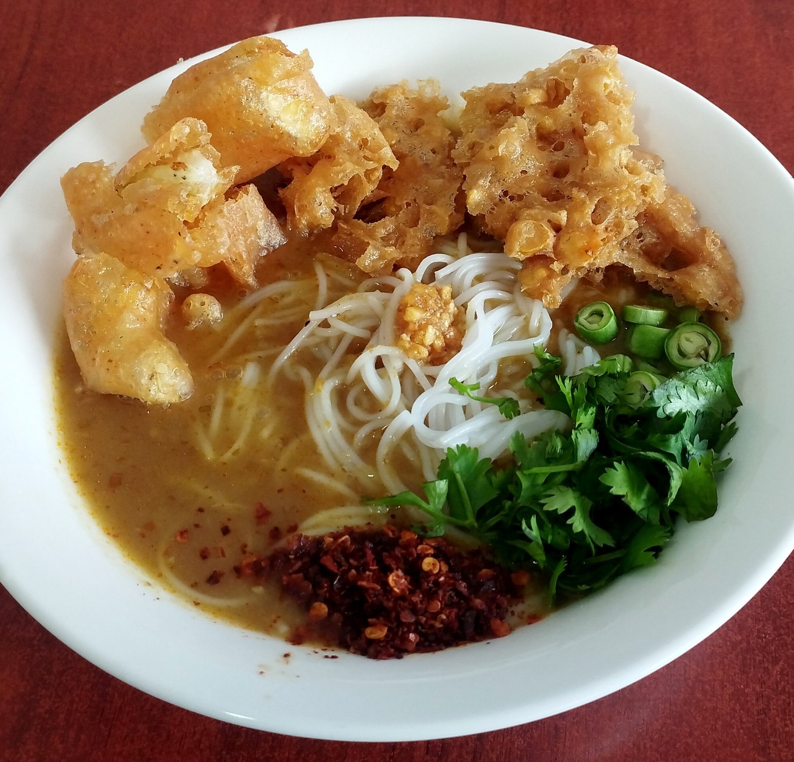 မုန့်ဟင်းခါး နှင့် အကြော်စုံ