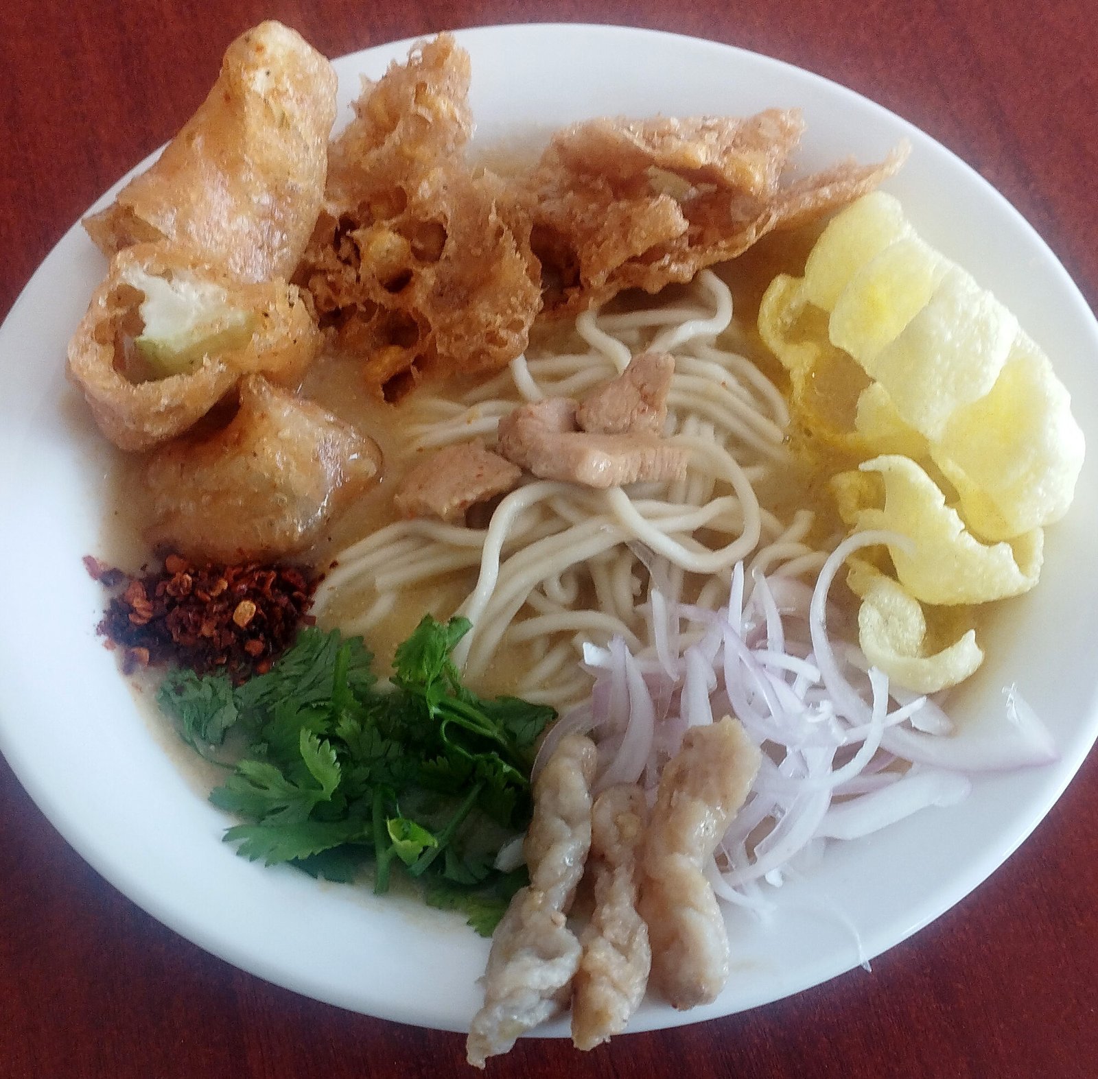 အုန်းနို့ခေါက်ဆွဲ နှင့် အကြော်စုံ