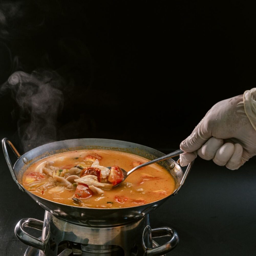 Tom Yum Soup(တုံယမ်း-ကြက်/ဝက်/ပုစွန်/ပင်လယ်စာ)